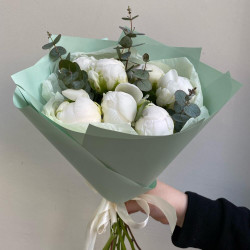 7 белых пионов с эвкалиптом