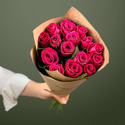 11 малиновых роз
